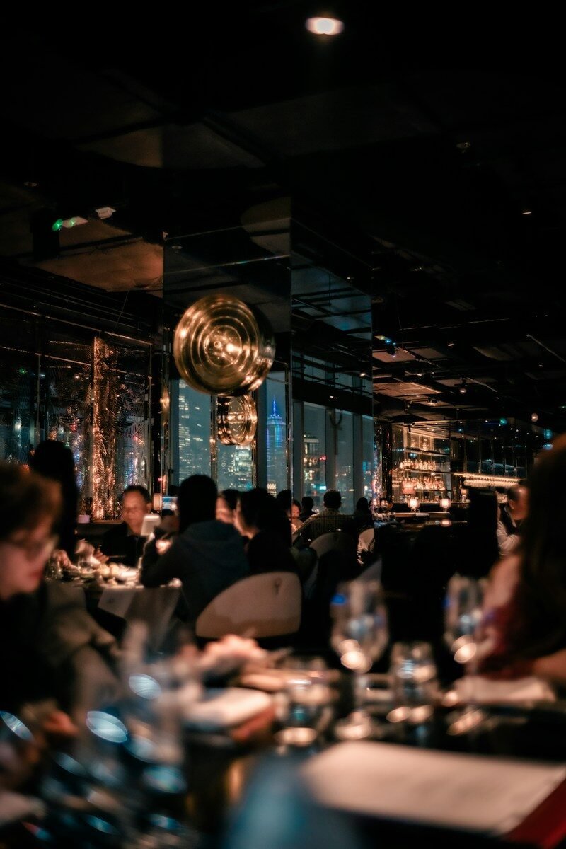 Clientes cenando en mesa grande